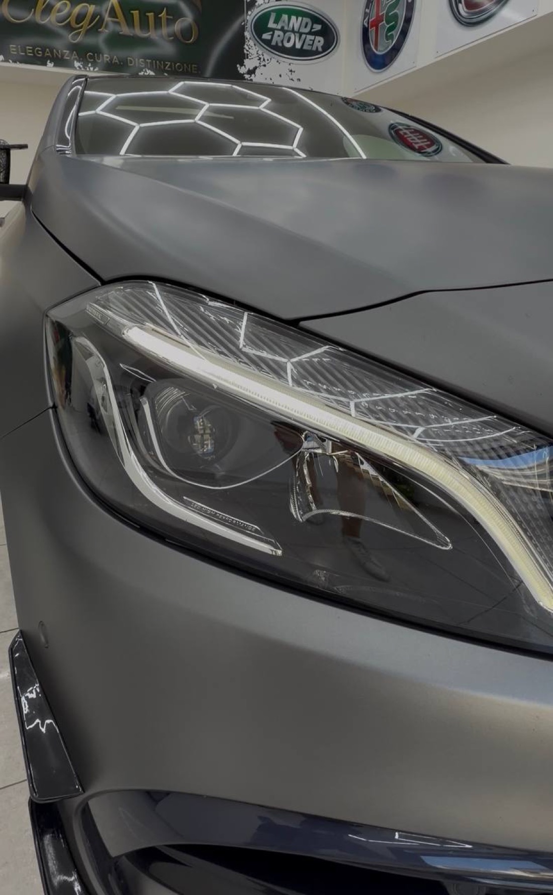 Faro full LED e carrozzeria opaca